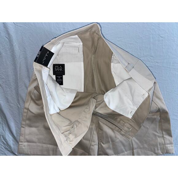 Joseph A Bank Traveler Flat Front All Cotton Chino Shorts. Beige, Men's Size 30. - Picture 3 of 5